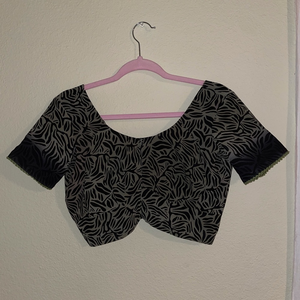 ❤️ 3 for $18 ❤️ Beautiful Cropped Statement Piece